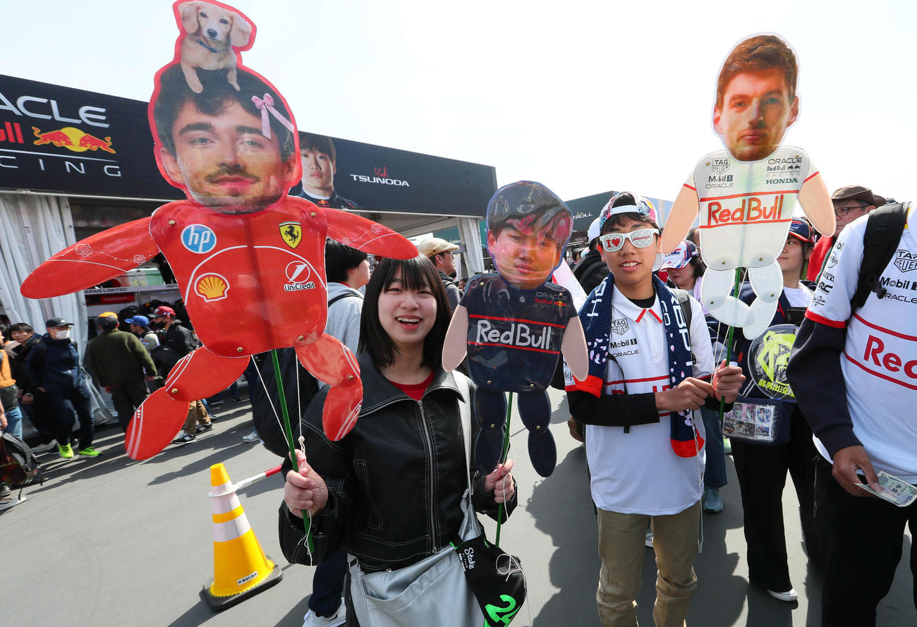 応援グッズやコスプレで楽しむF1ファン（撮影・宮崎幸一）