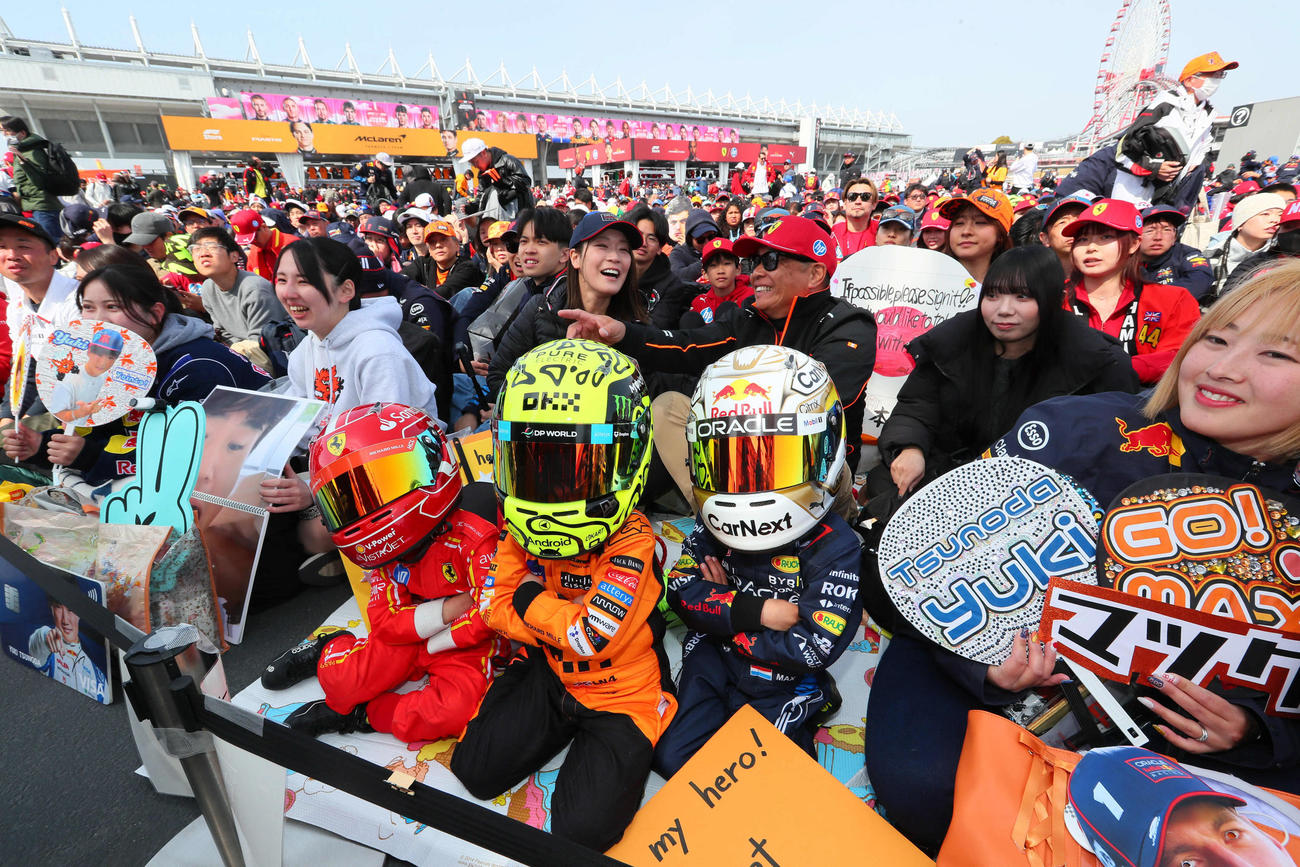 応援グッズやコスプレで楽しむF1ファン（撮影・宮崎幸一）