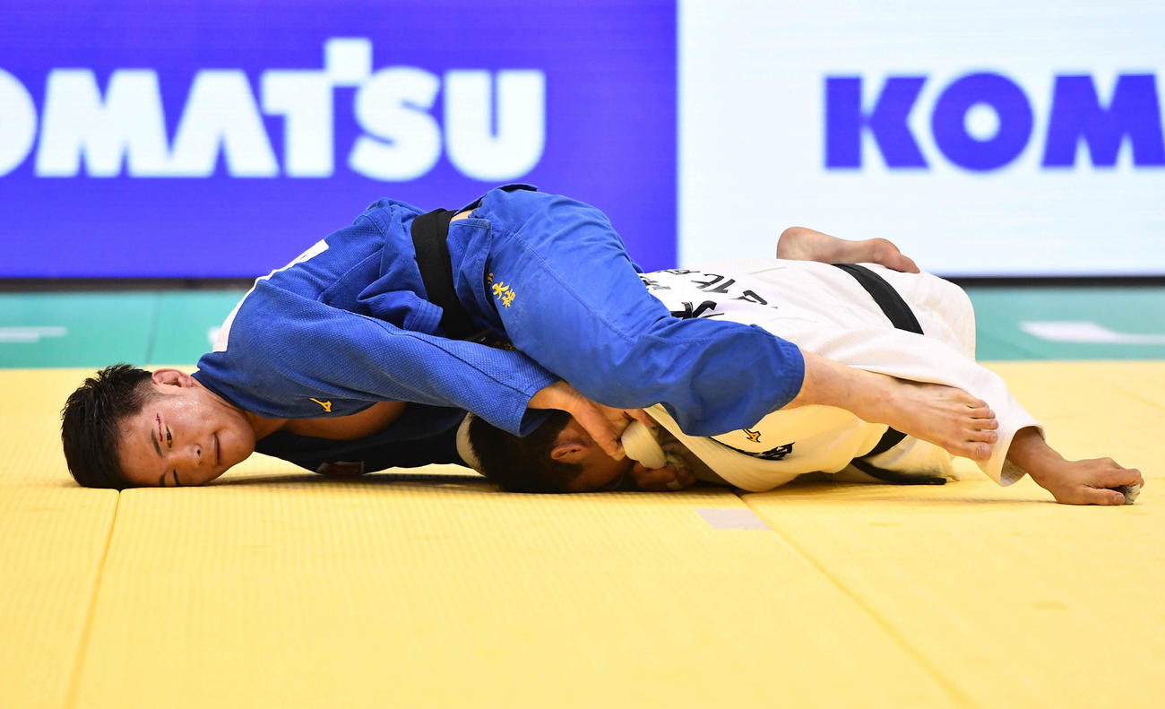 男子81キロ級1回戦　永瀬貴規（右）を攻める竹市大祐（撮影・岩下翔太）