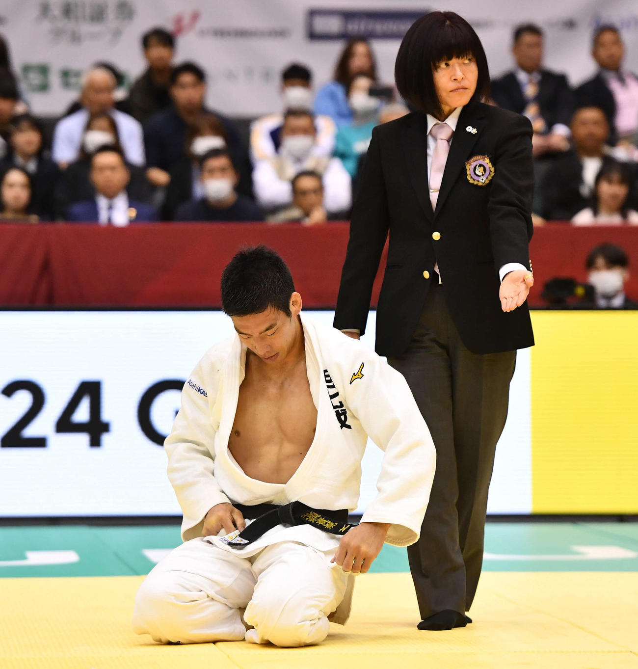 男子81キロ級1回戦　失神で敗れ、肩を落とす永瀬貴規（撮影・岩下翔太）
