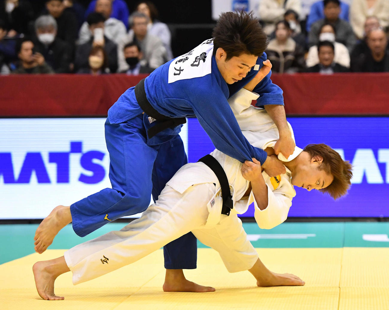 男子66キロ級1回戦　中島瑞貴（左）を攻める阿部一二三（撮影・岩下翔太）