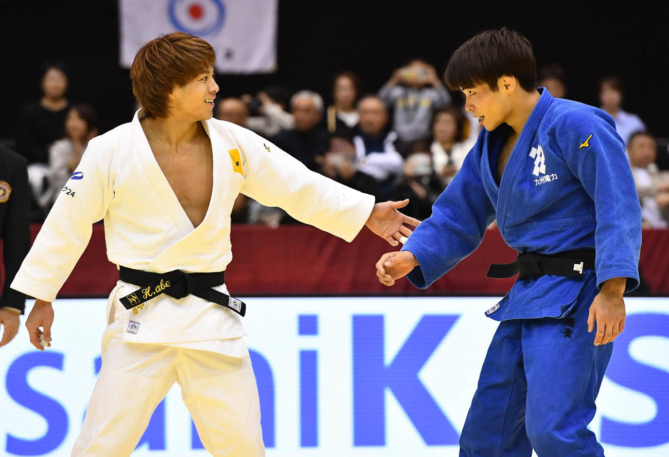 男子66キロ級1回戦　中島瑞貴（右）に勝利し、健闘をたたえあう阿部一二三（撮影・岩下翔太）