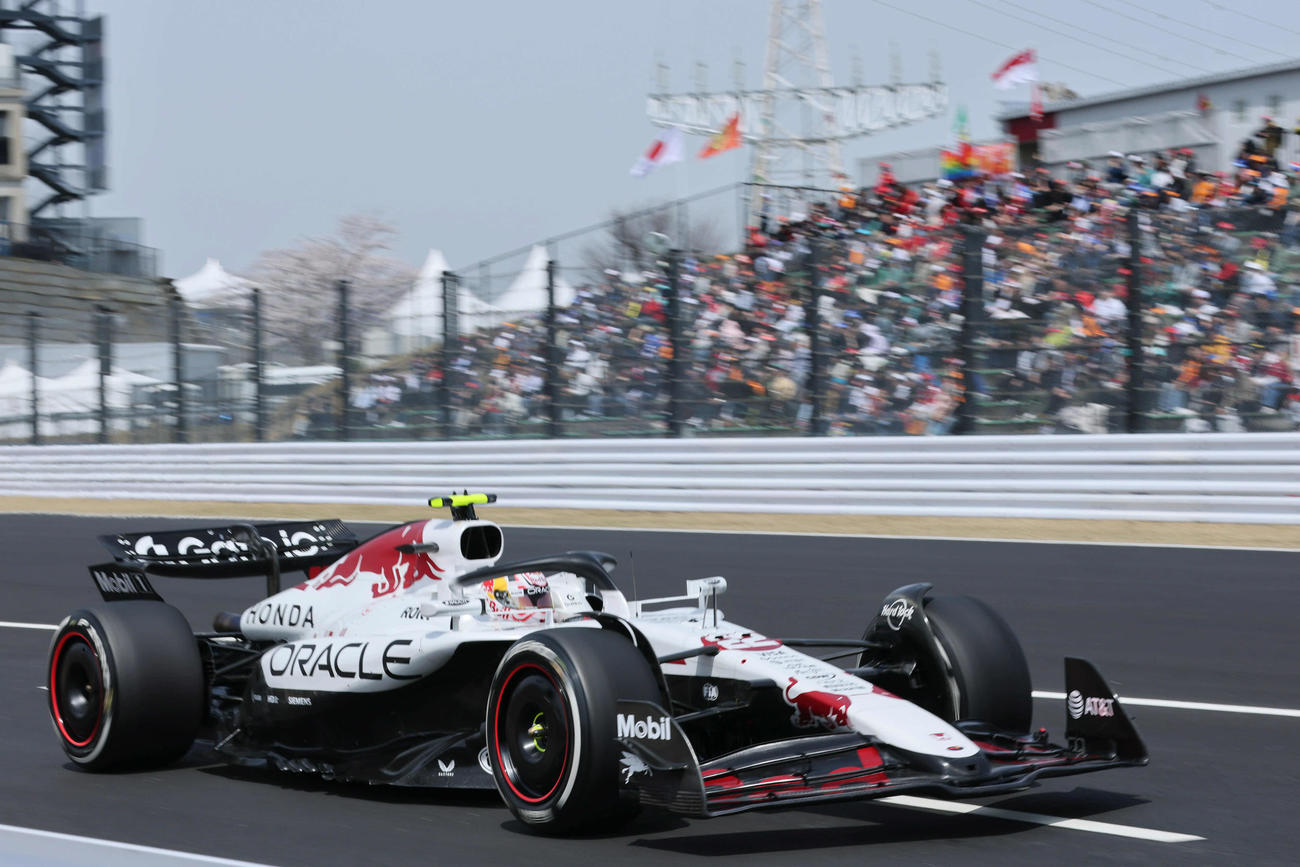 FP3でピットアウトするレッドブル・ホンダの角田裕毅（撮影・宮崎幸一）