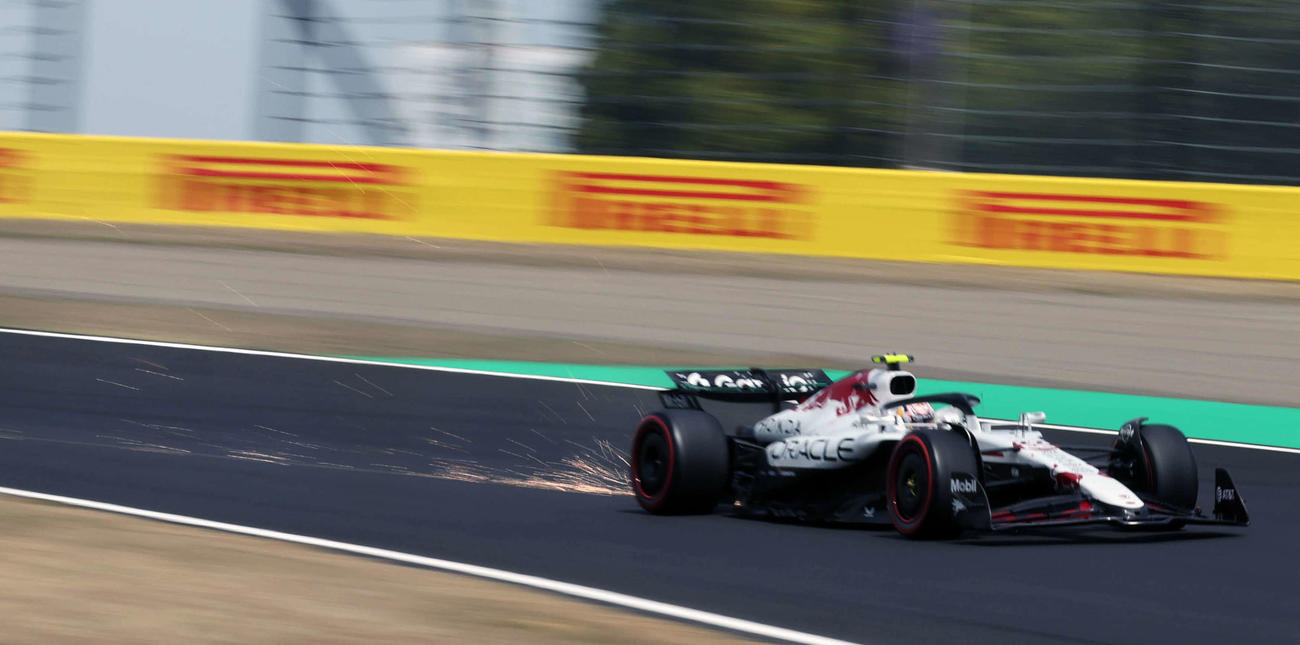 FP3で火花を散らして1コーナーを走るレッドブル・ホンダの角田裕毅（撮影・宮崎幸一）