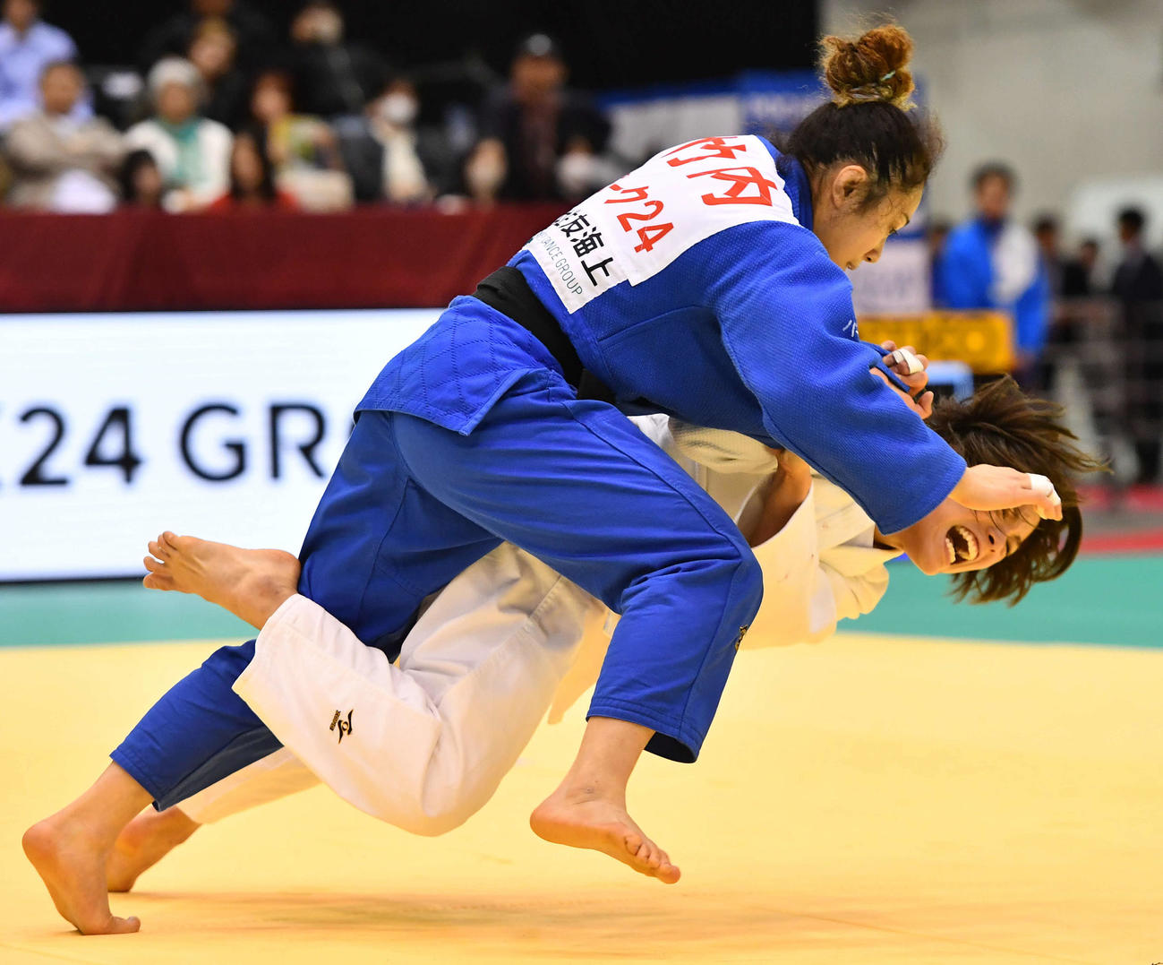女子52キロ級準決勝　竹内鈴（左）を攻める阿部詩（撮影・岩下翔太）