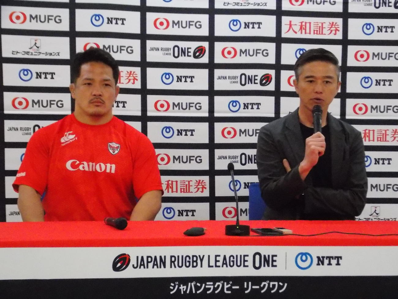 勝利した浦安戦を振り返る横浜の沢木敬介監督（右）とゲーム主将のフッカー庭井祐輔（撮影・松本航）