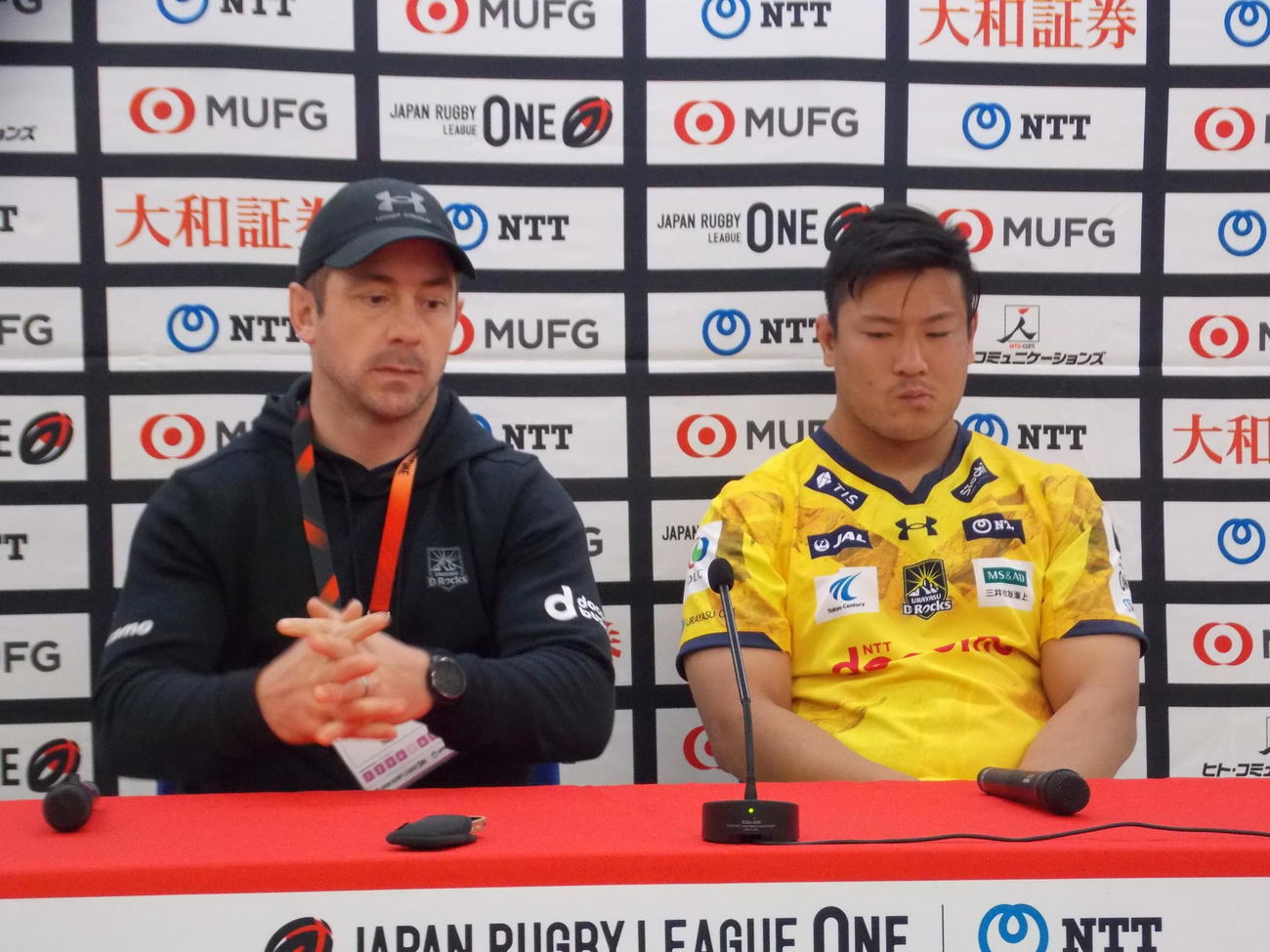 横浜戦に敗れ、険しい表情で振り返る浦安のグレイグ・レイドロー・ヘッドコーチ（左）とゲーム主将のフッカー藤村琉士（撮影・松本航）