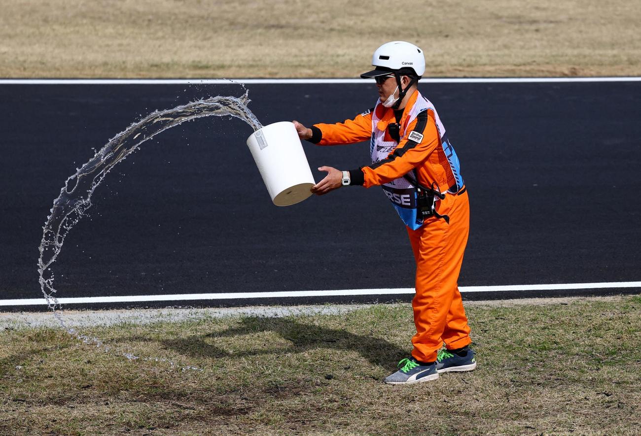 芝に水をかけるマーシャル（ロイター）