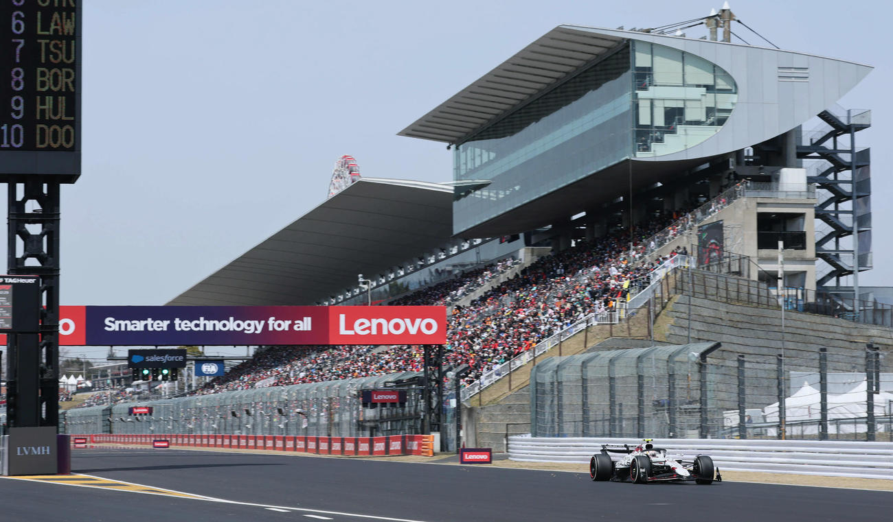 FP3でホームストレートを駆け抜けるレッドブル・ホンダの角田裕毅（撮影・宮崎幸一）