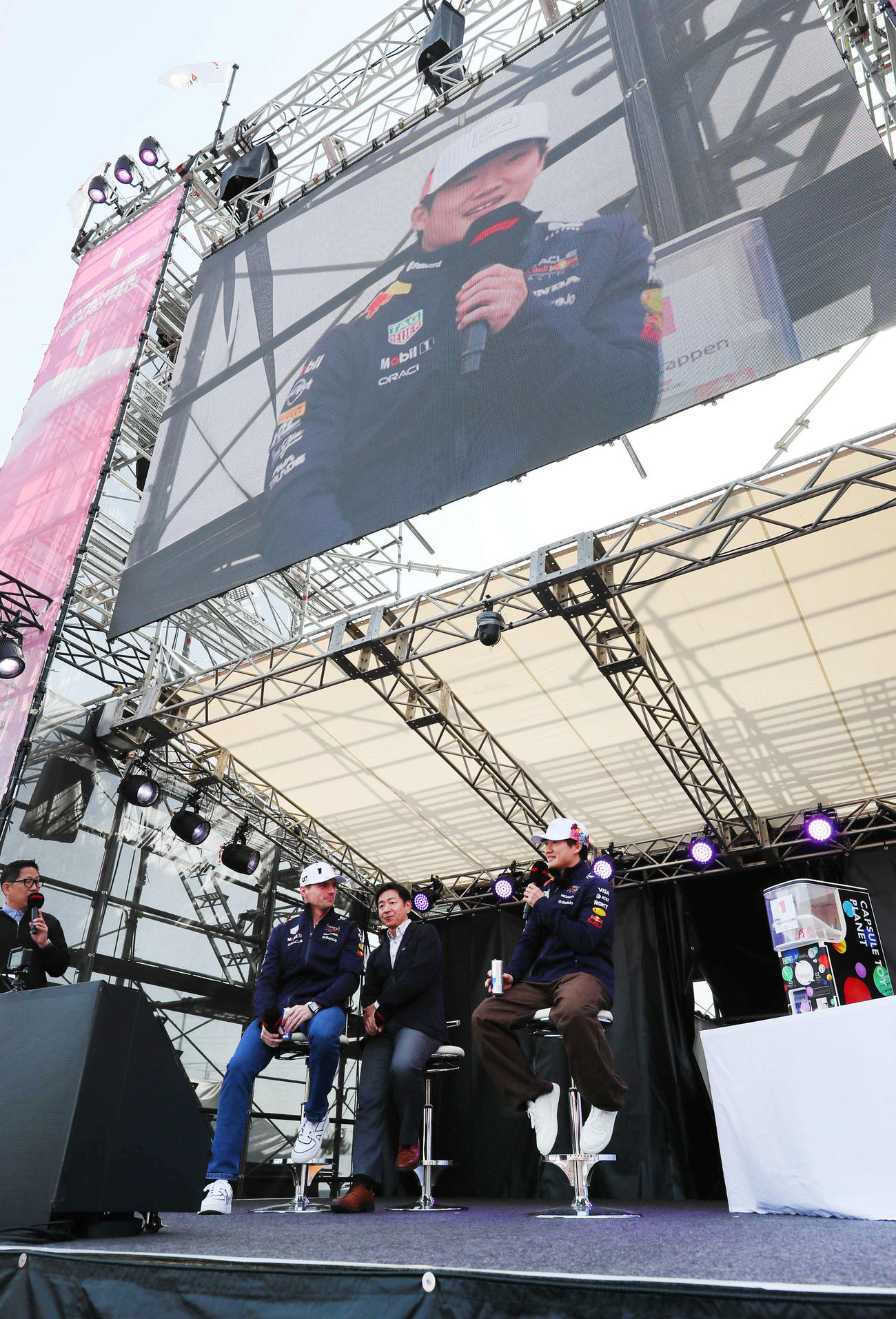 GPスクエアでトークショーを行ったレッドブル・ホンダの角田裕毅（右）とマックス・フェルスタッペン（撮影・宮崎幸一）
