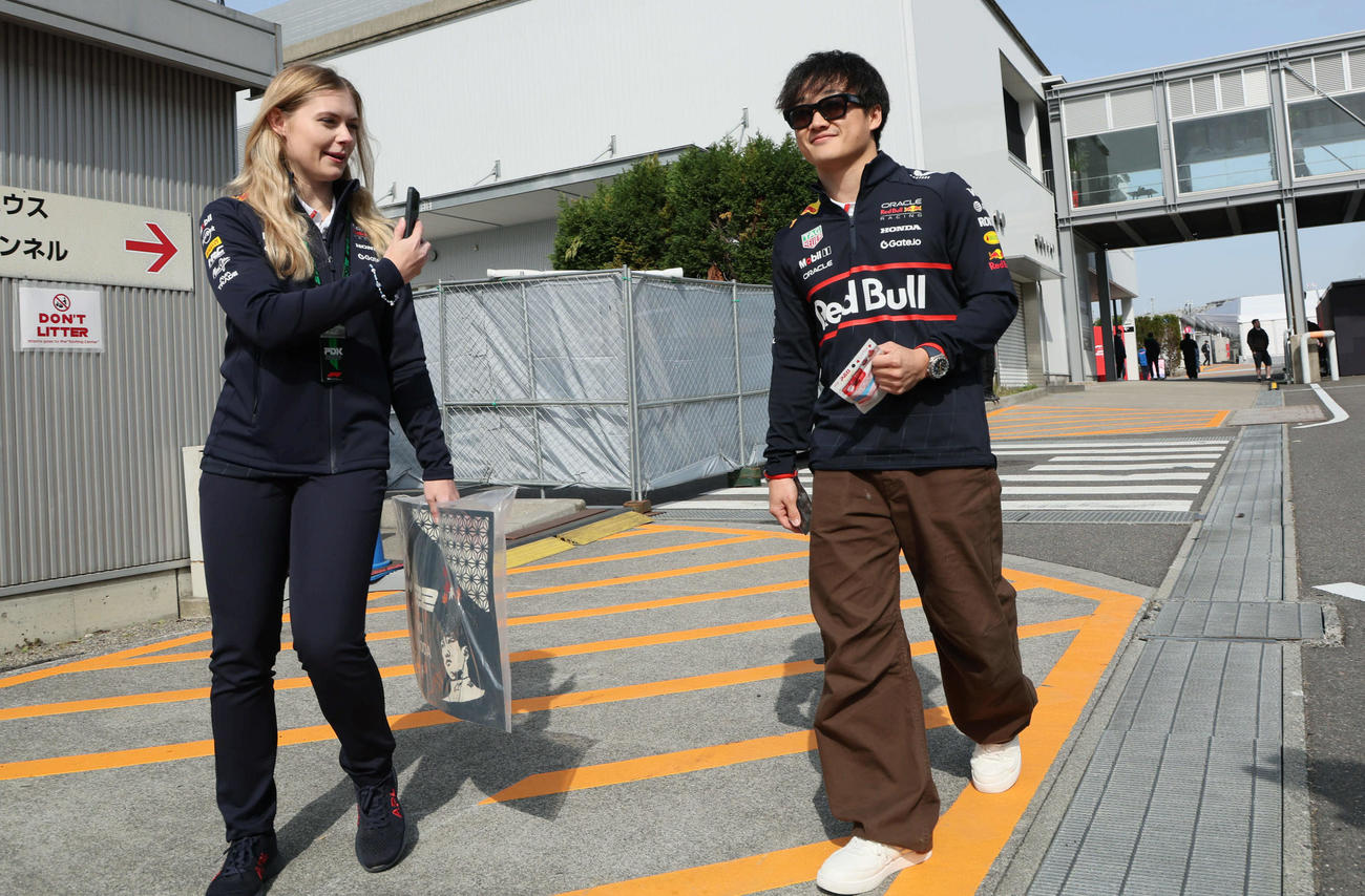 チームのビデオ撮りをしながらパドック入りするレッドブル・ホンダの角田裕毅（撮影・宮崎幸一）