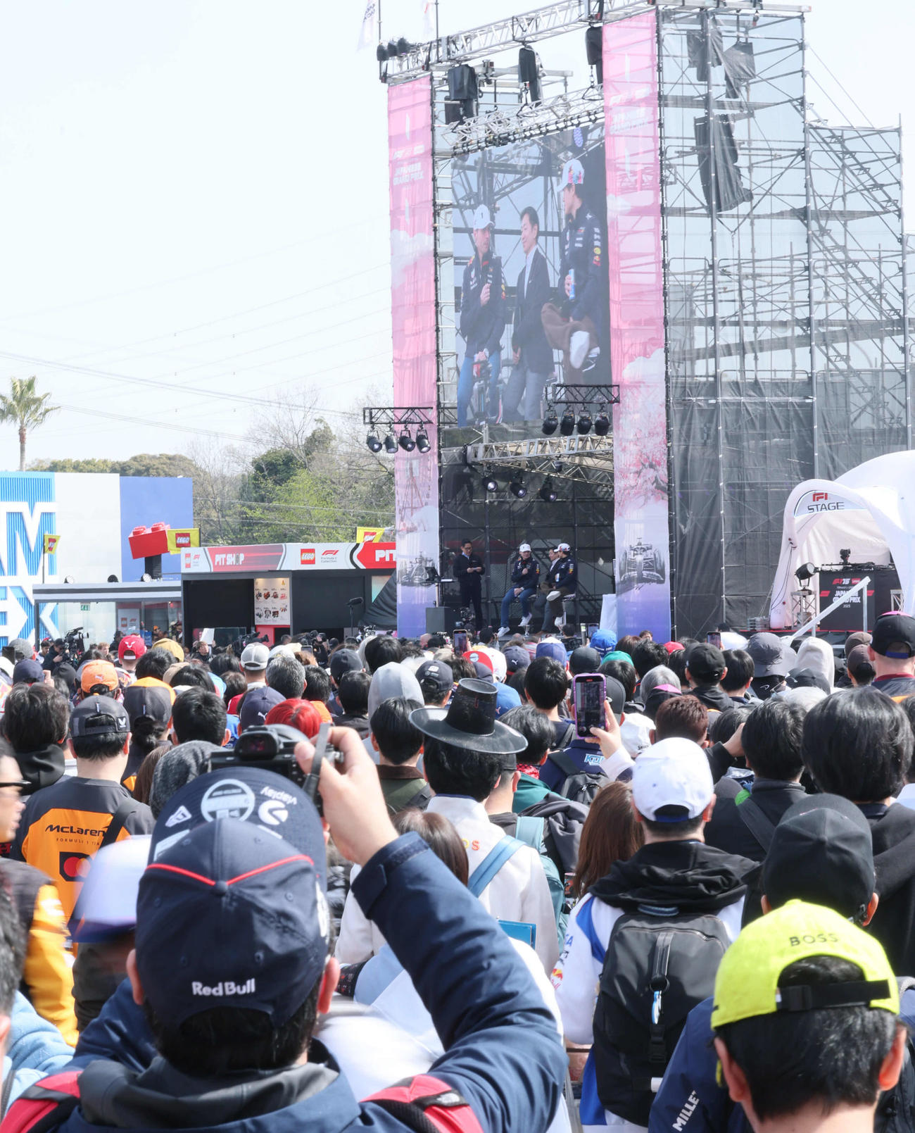 GPスクエアでトークショーを行ったレッドブル・ホンダの角田裕毅（右）とマックス・フェルスタッペン（撮影・宮崎幸一）