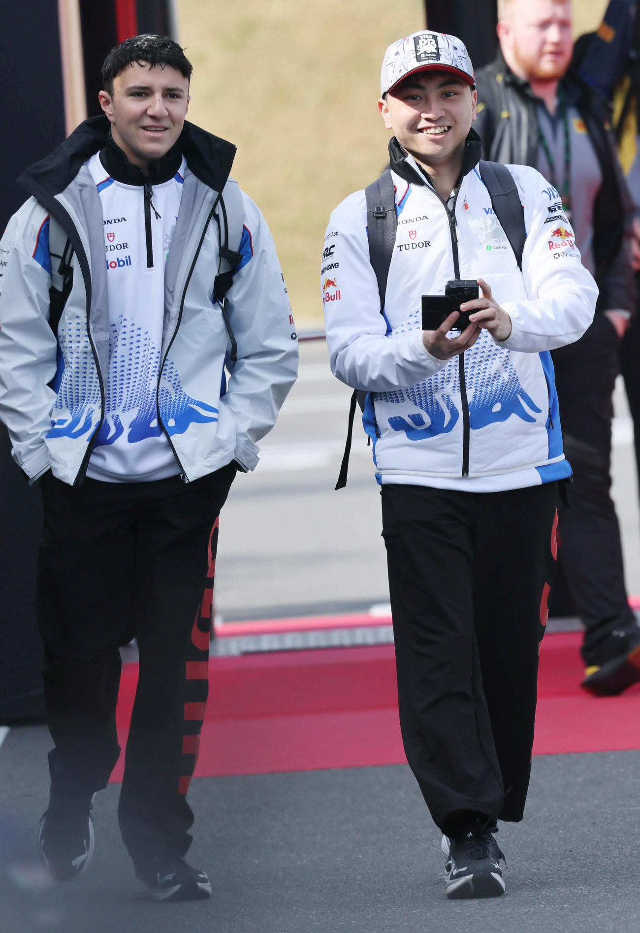 一緒にパドック入りするレーシングブルズのハジャー（左）と岩佐歩夢（撮影・宮崎幸一）