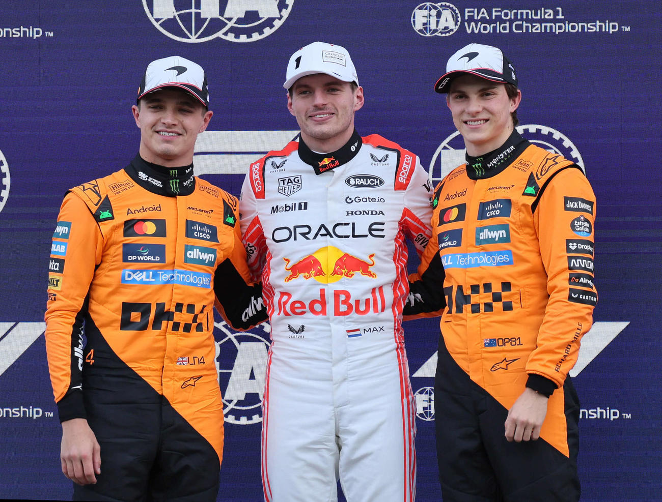 ポールポジションを獲得したレッドブル・ホンダのフェルスタッペン（中央）と2位マクラーレンのノリス（左）。右は3位のピアストリ（撮影・宮崎幸一）