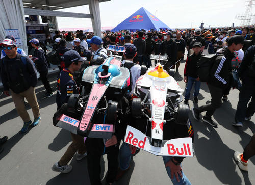 応援グッズやコスプレで楽しむF1ファン（撮影・宮崎幸一）