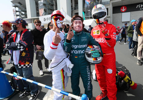 応援グッズやコスプレで楽しむF1ファン（撮影・宮崎幸一）
