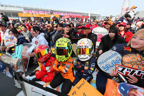応援グッズやコスプレで楽しむF1ファン（撮影・宮崎幸一）