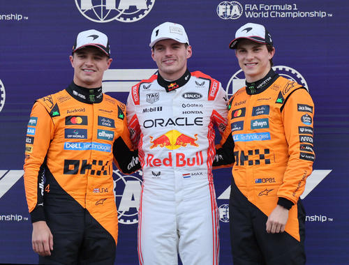 ポールポジションを獲得したレッドブル・ホンダのフェルスタッペン（中央）と2位マクラーレンのノリス（左）。右は3位のピアストリ（撮影・宮崎幸一）