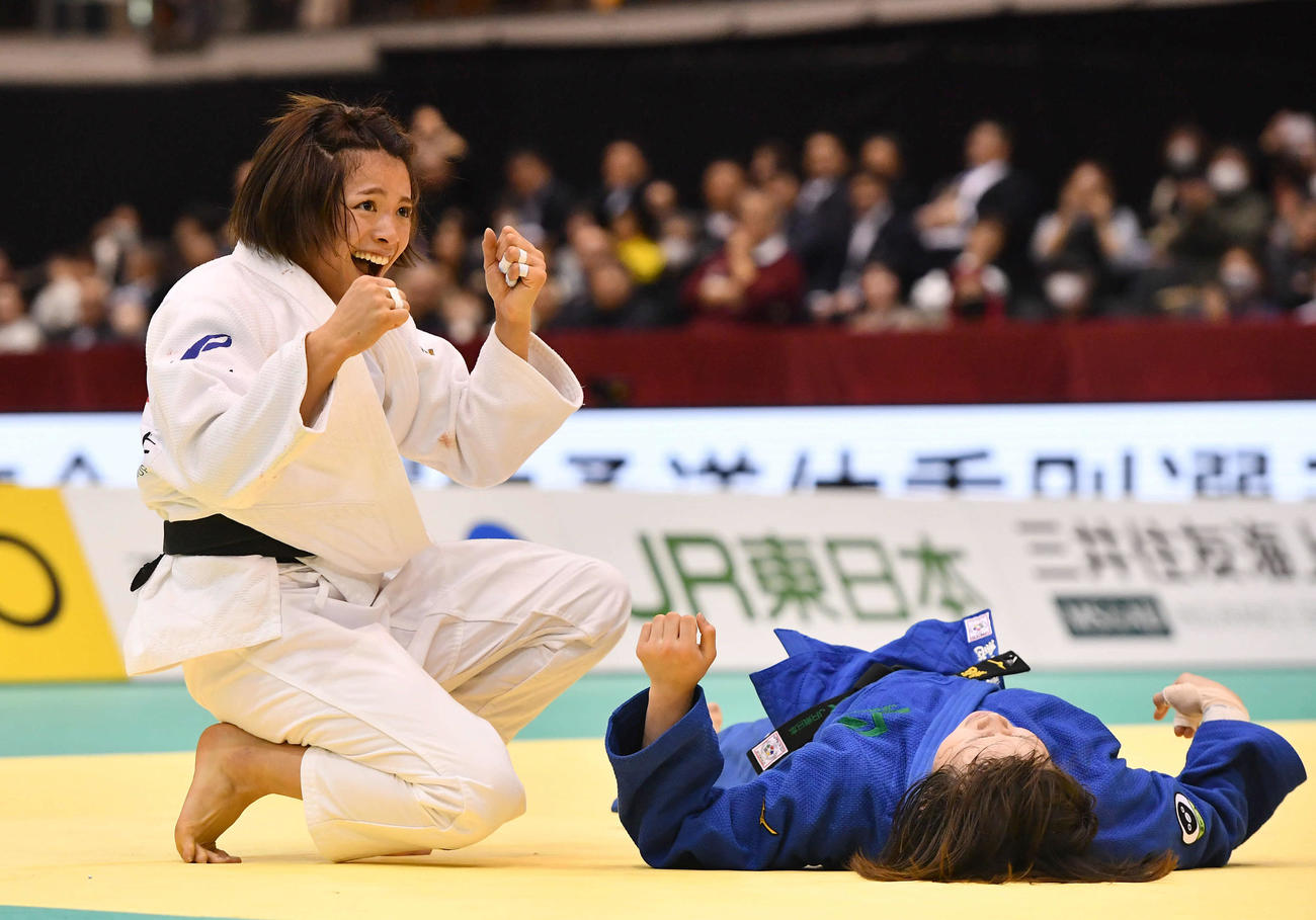 女子52キロ級決勝　大森生純（右）を破って優勝し、ガッツポーズする阿部詩（撮影・岩下翔太）