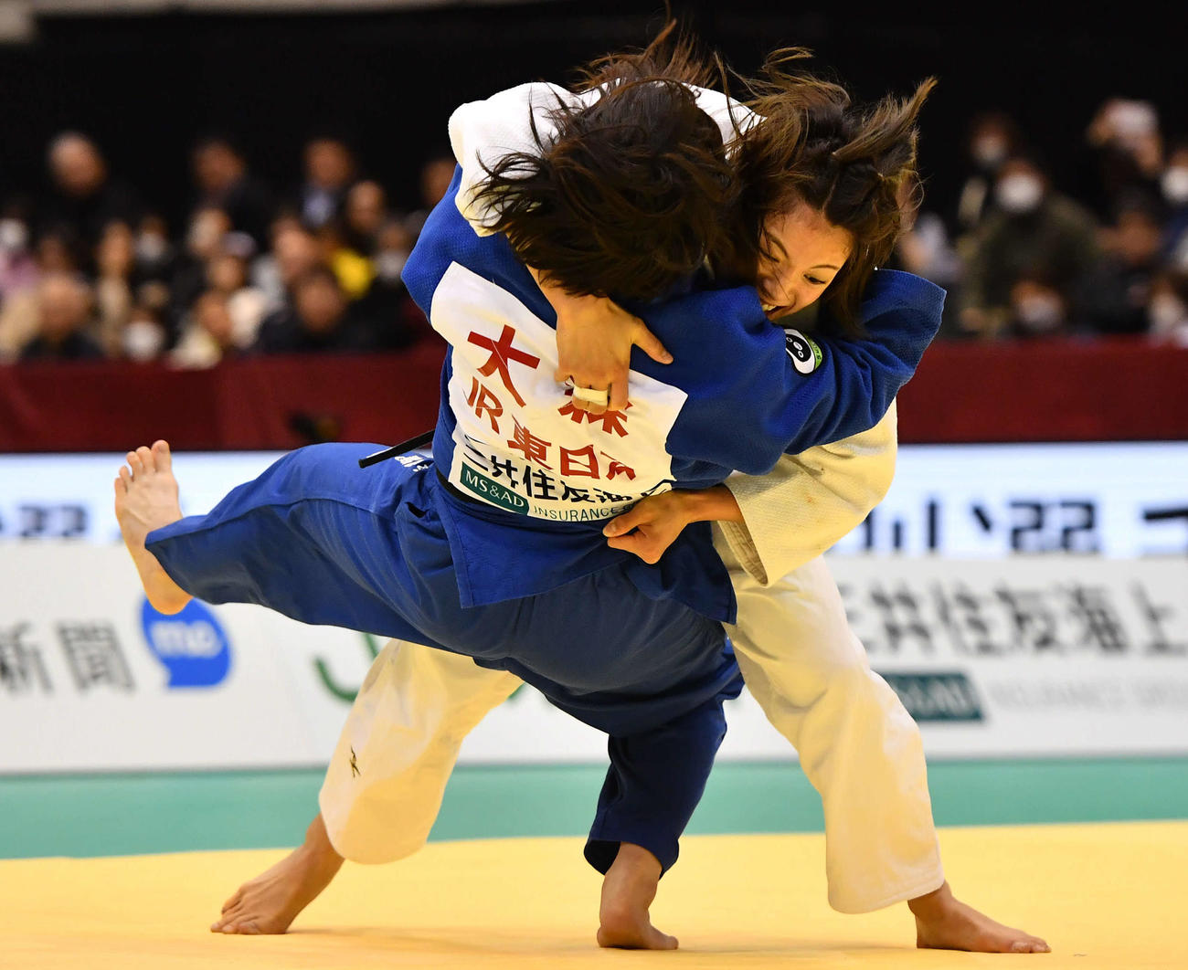 女子52キロ級決勝　大森生純（左）を大内刈りで破る阿部詩（撮影・岩下翔太）