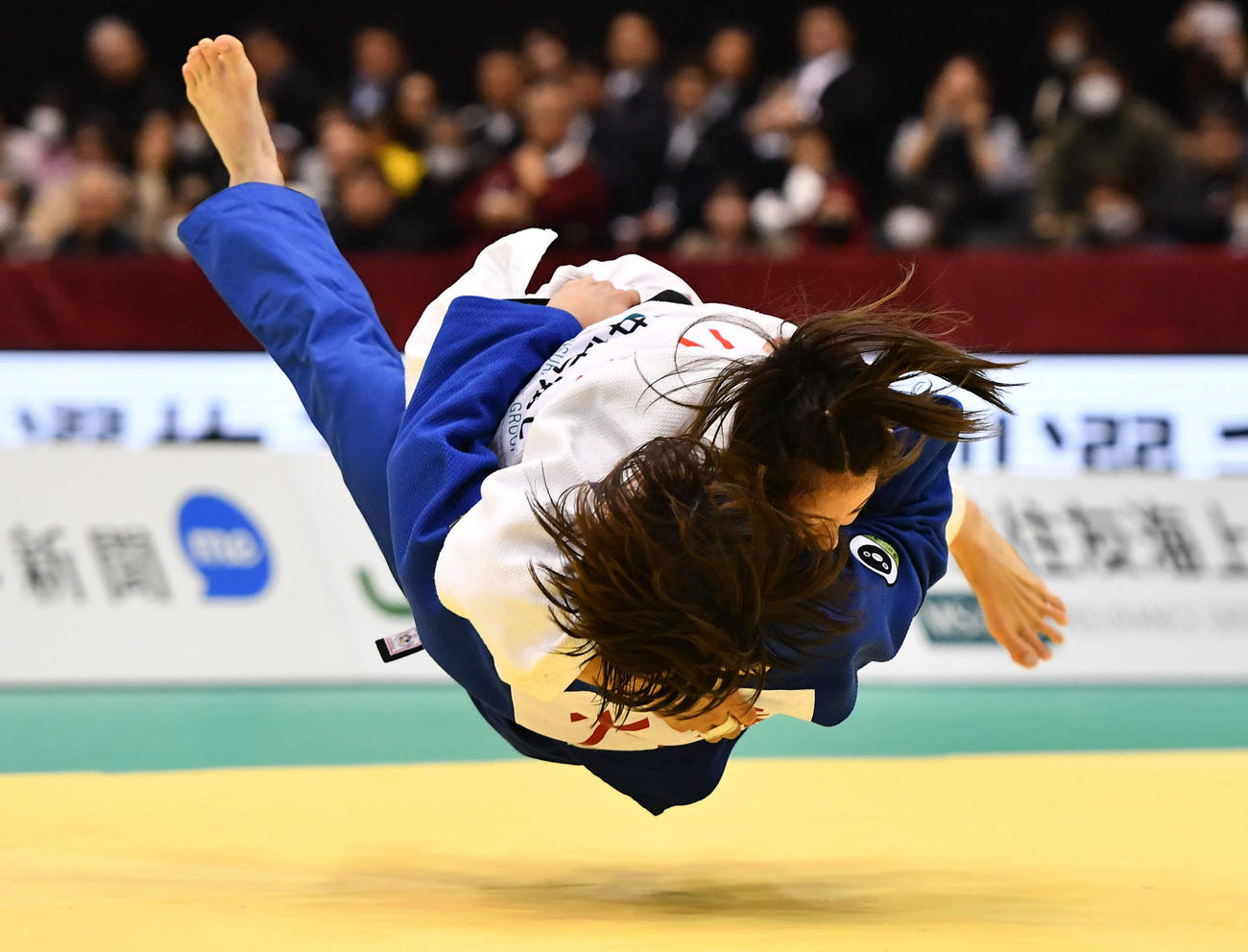 女子52キロ級決勝　大森生純（左）を大内刈りで破る阿部詩（撮影・岩下翔太）