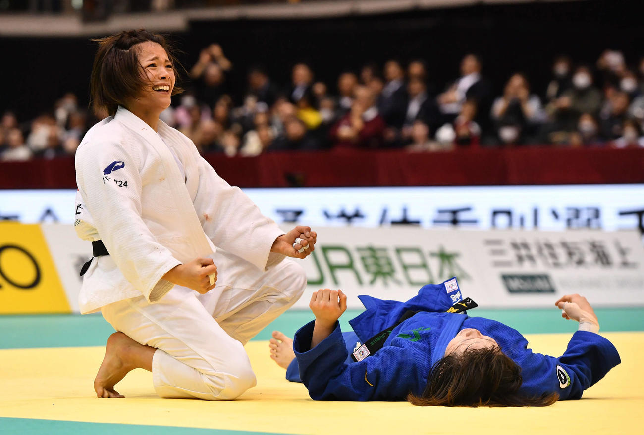 女子52キロ級決勝　大森生純（右）を破って優勝し、笑顔を見せる阿部詩（撮影・岩下翔太）