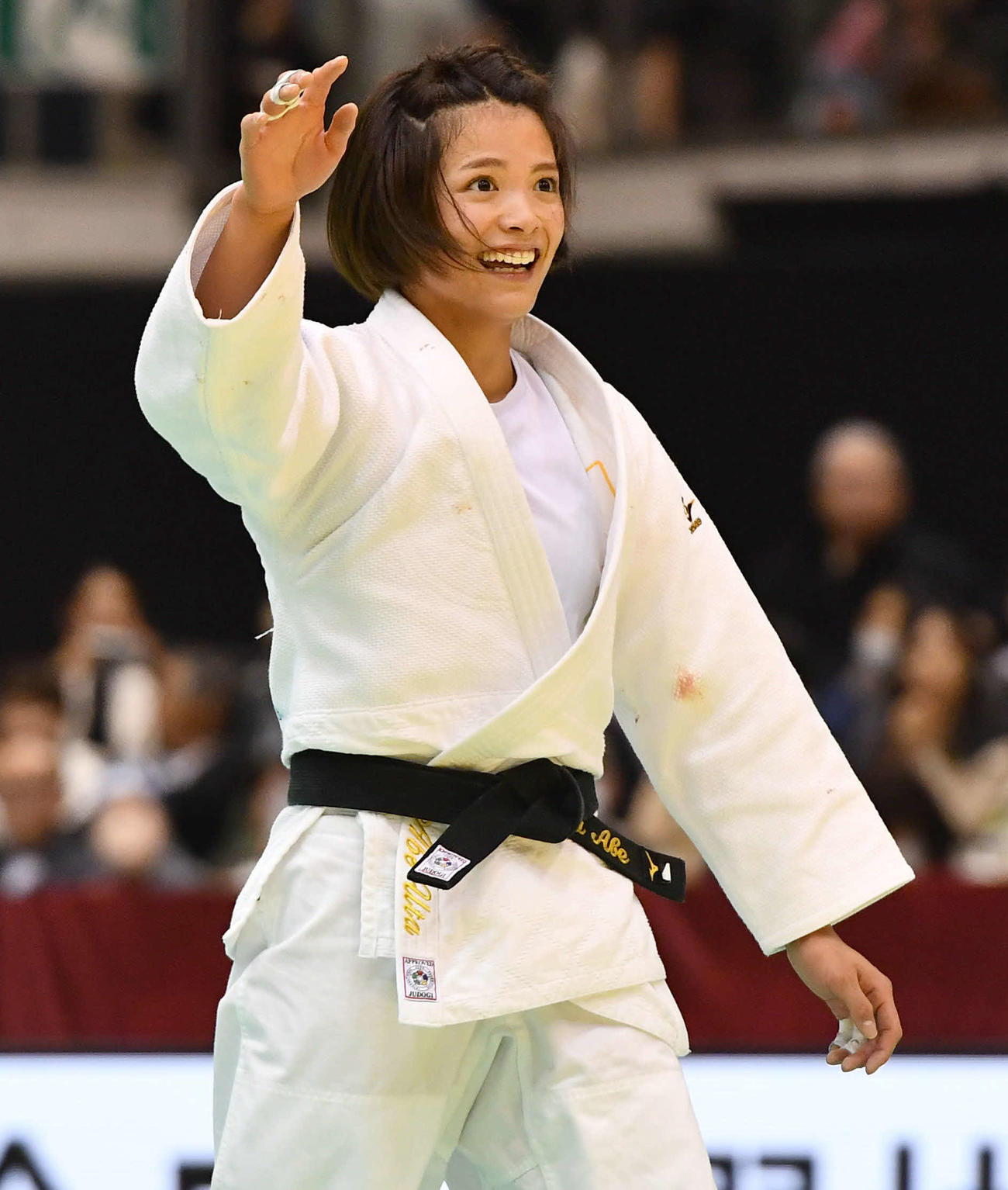 女子52キロ級決勝　大森生純を破って優勝し、笑顔で応援団に手を振る阿部詩（撮影・岩下翔太）