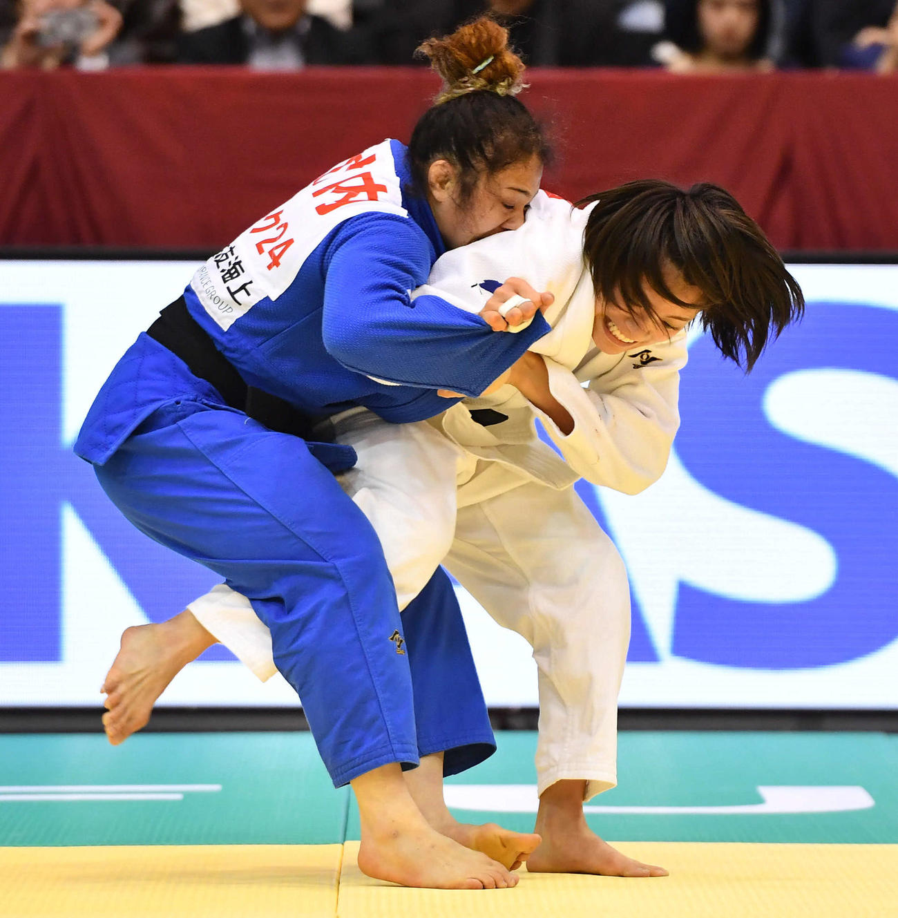 女子52キロ級準決勝　竹内鈴（左）を攻める阿部詩（撮影・岩下翔太）