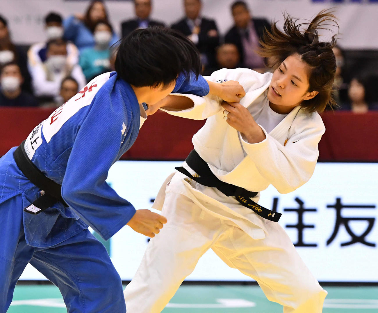 女子52キロ級1回戦　大井彩蓮（左）を攻める阿部詩（撮影・岩下翔太）