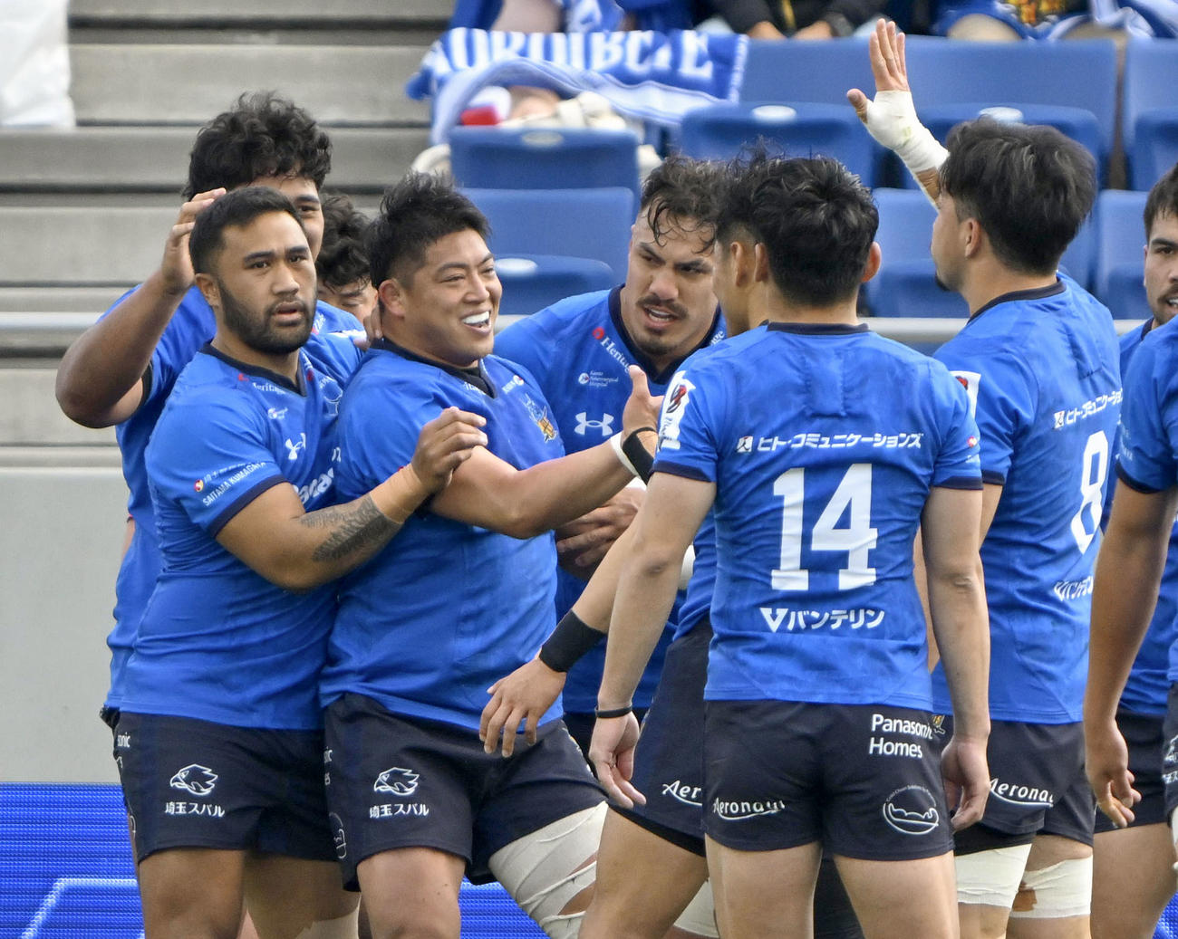 埼玉―トヨタ　前半、トライを決めチームメートと喜ぶ埼玉・坂手（手前左から2人目）＝共同