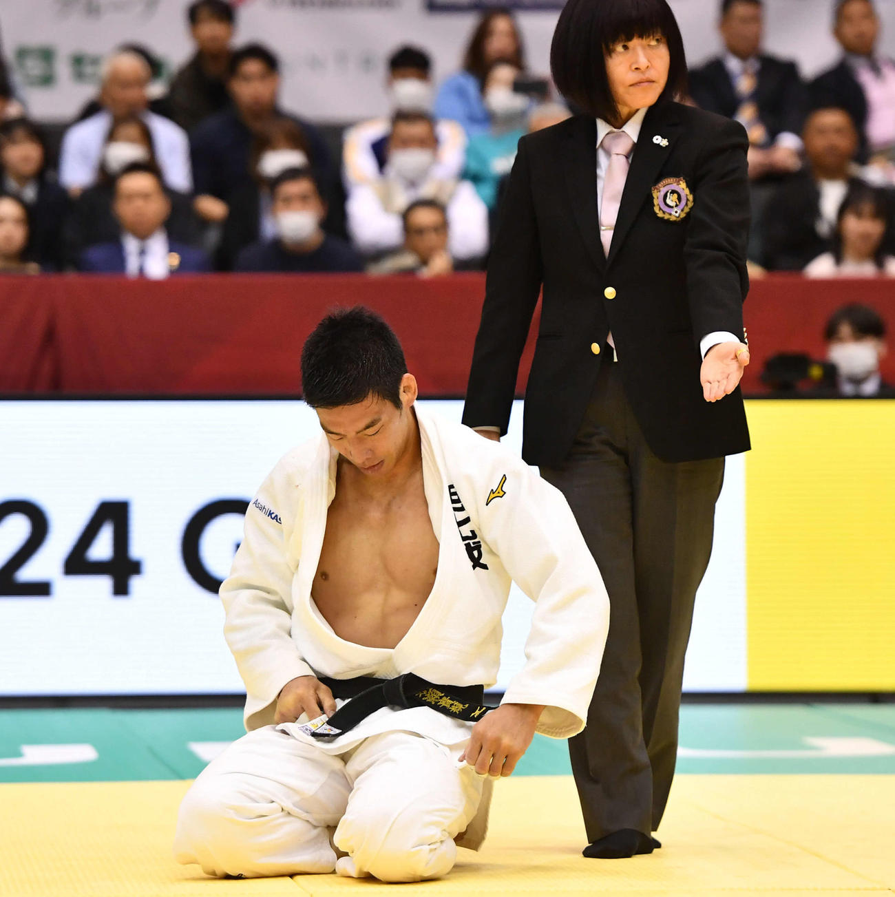 男子81キロ級1回戦　失神で敗れ、肩を落とす永瀬貴規（撮影・岩下翔太）