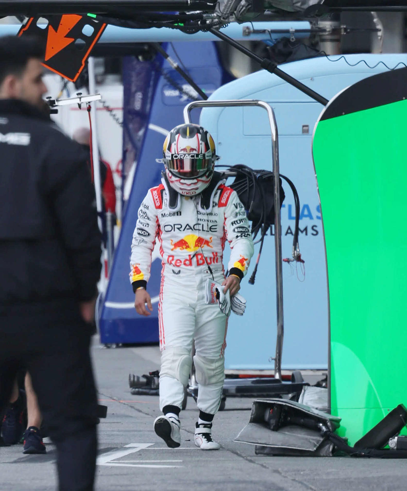 2日で4度の火災中断にアタックを阻まれ15位Q2敗退となったレッドブル・ホンダの角田裕毅は、うつむきながら予選後の体重チェックに向かう（撮影・宮崎幸一）