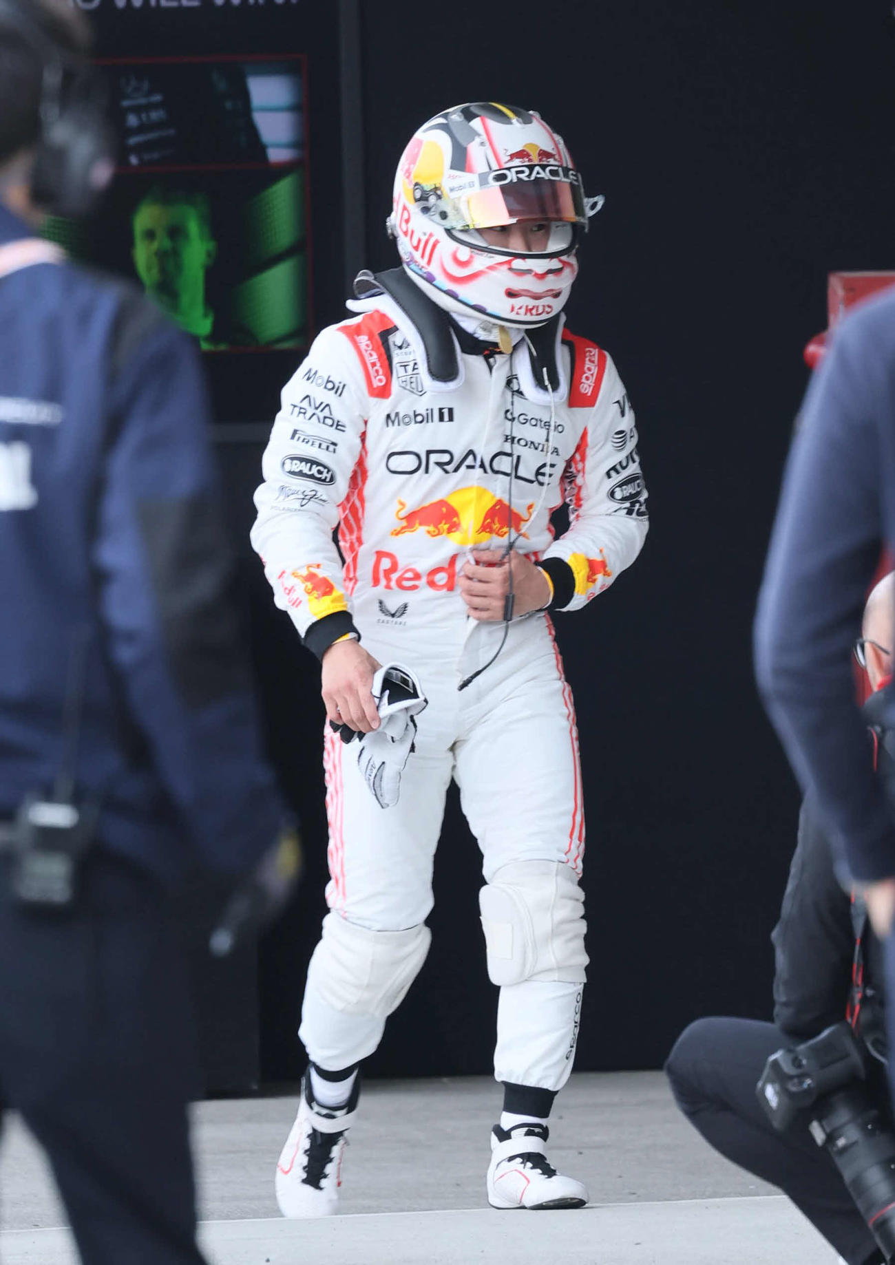 2日で4度の火災中断にアタックを阻まれ15位Q2敗退となったレッドブル・ホンダの角田裕毅は、うつむきながら予選後の体重チェックに向かう（撮影・宮崎幸一）