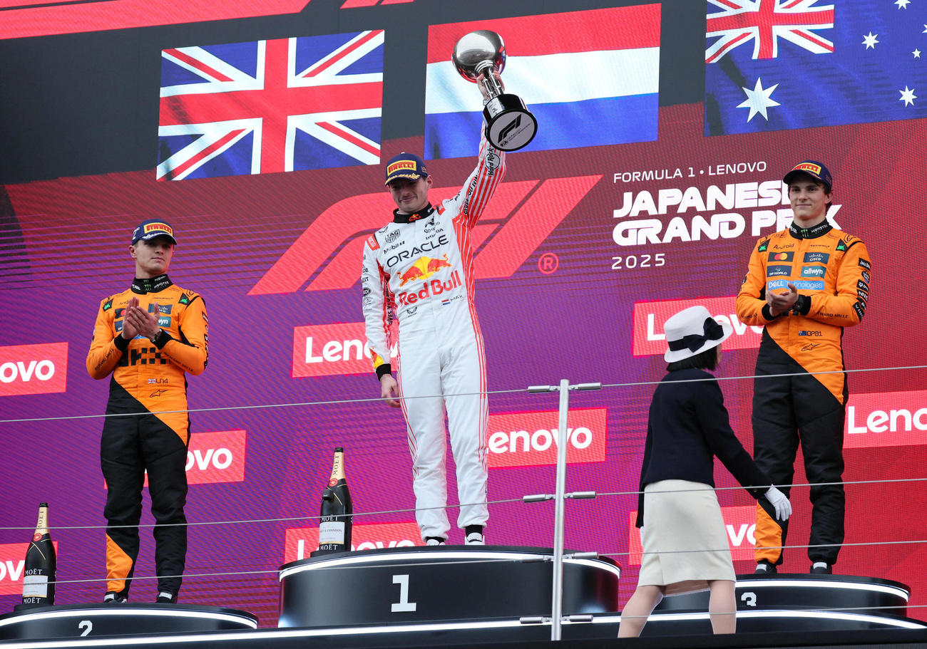 4連勝を達成したレッドブル・ホンダのフェルスタッペン（中央）。左は2位のマクラーレンのノリス、右は3位の同ピアストリ（撮影・宮崎幸一）