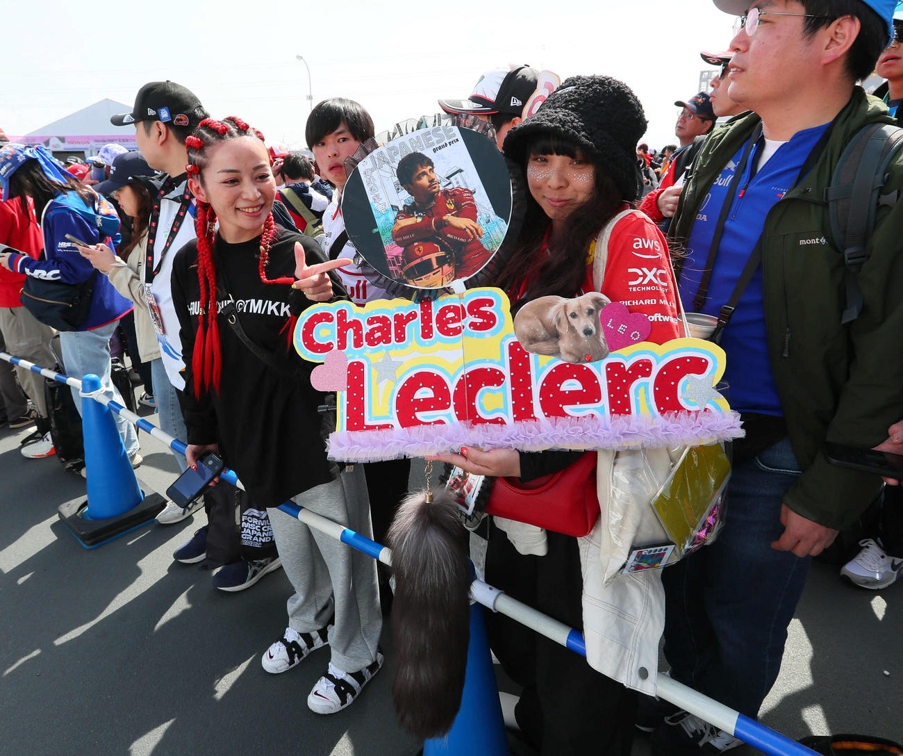 応援グッズやコスプレで楽しむF1ファン（撮影・宮崎幸一）