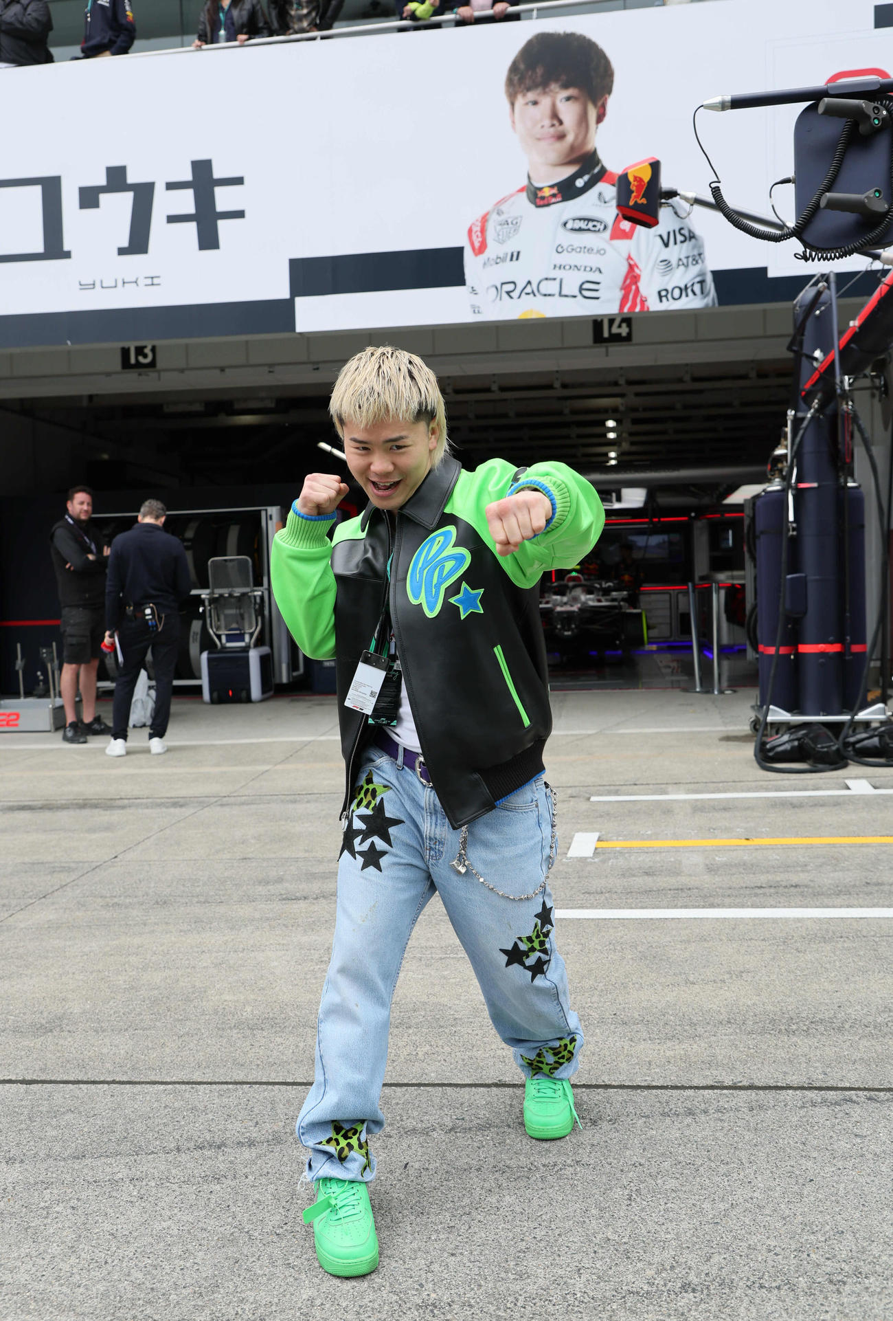 レッドブル・ホンダのピットを訪れた那須川天心（撮影・宮崎幸一）