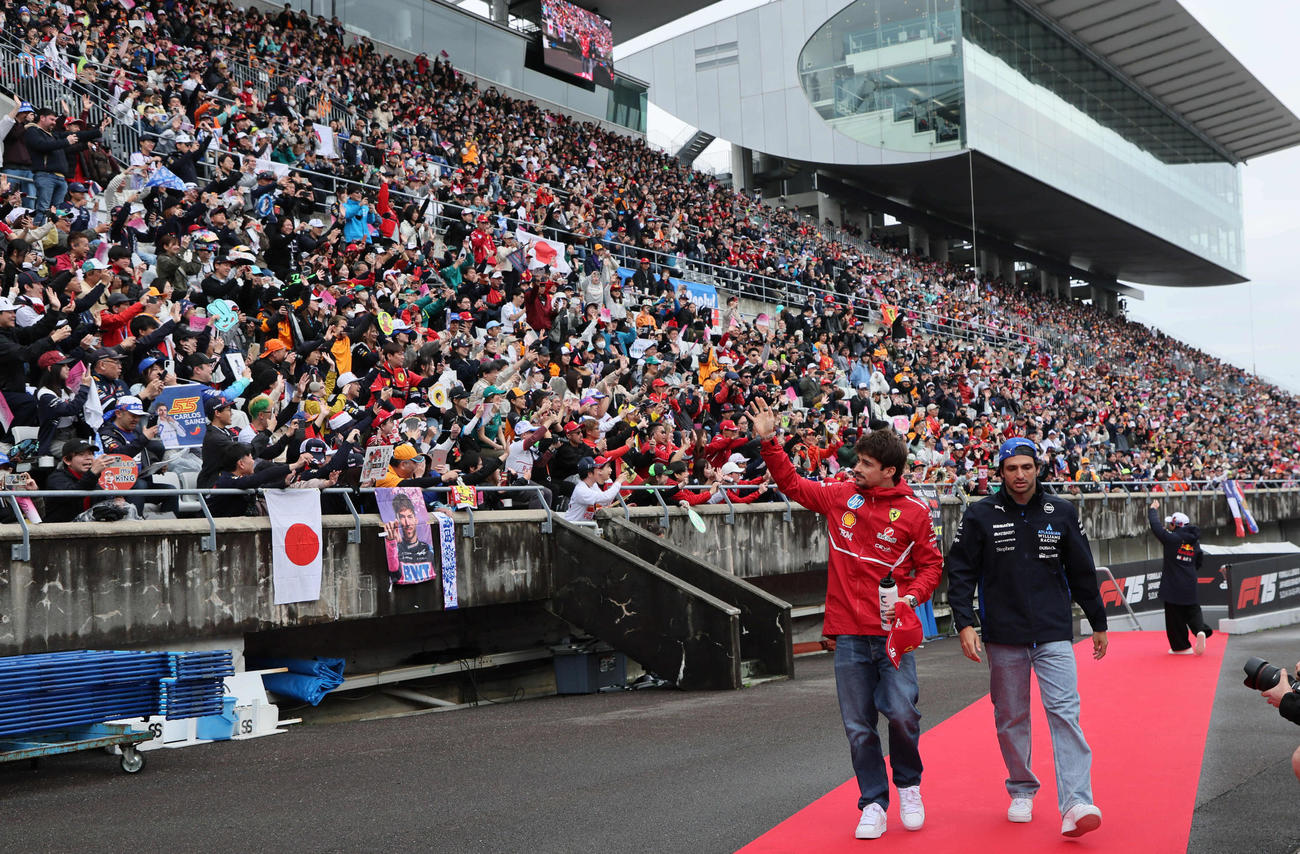 ドライバーズパレードに向かいながら声援に応える、左からフェラーリのルクレール、ウィリアムズのサインツ、レッドブル・ホンダの角田裕毅（撮影・宮崎幸一）
