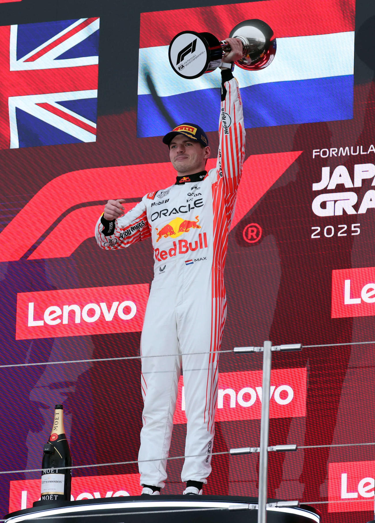 スタートからマクラーレン勢にリードを保ち、4連勝を達成したレッドブル・ホンダのフェルスタッペン（撮影・宮崎幸一）