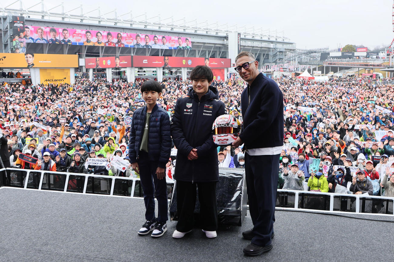 GPスクエアでトークショーを行った市川團十郎（右）、新之助（左）は、角田からサイン入りヘルメットをプレゼントされる（撮影・宮崎幸一）