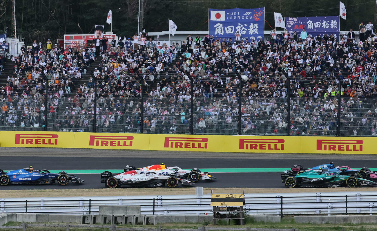 ホンダ応援席の下を通過するレッドブル・ホンダの角田（中央手前）ら（撮影・宮崎幸一）
