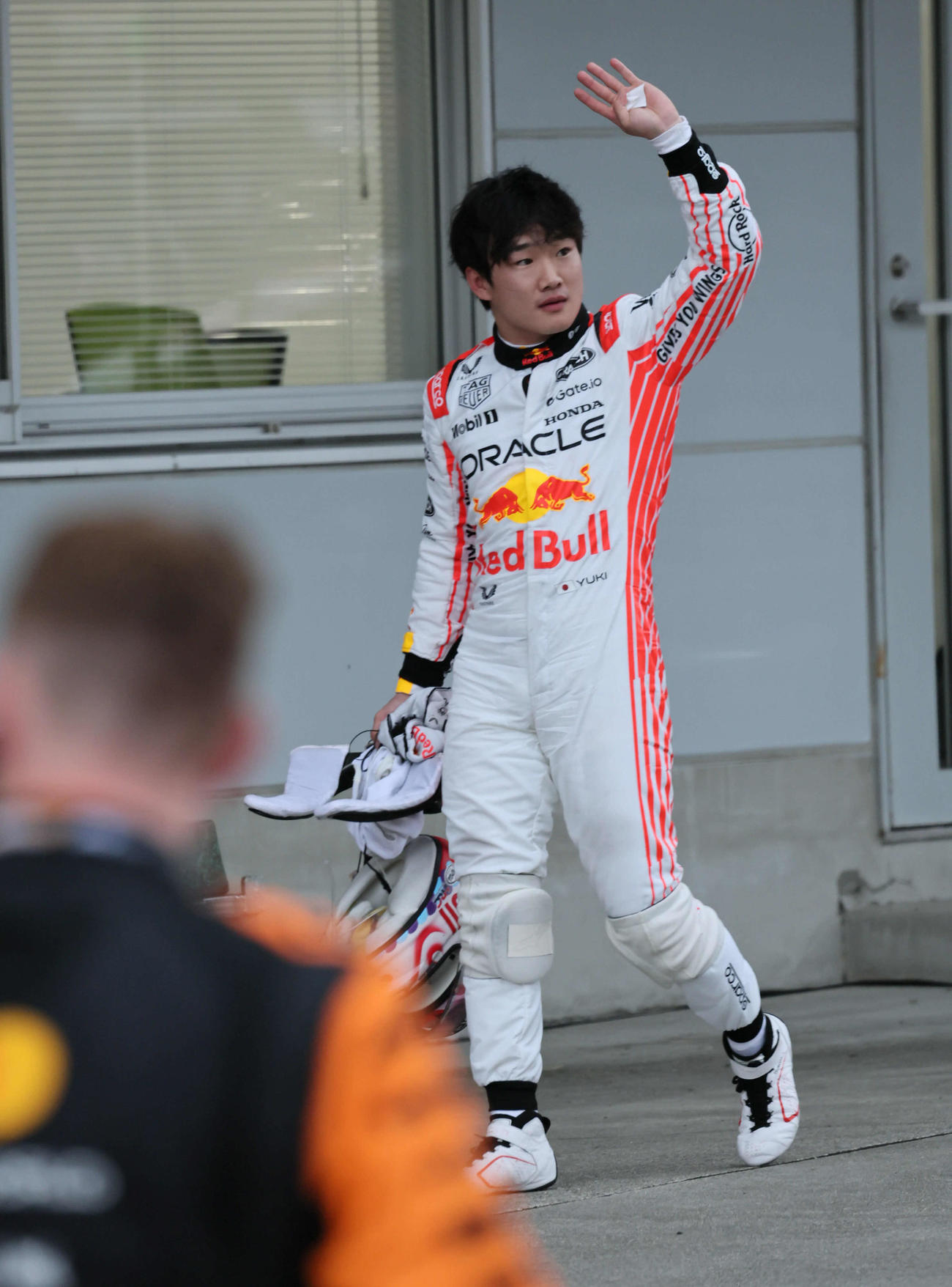14番手スタートから12位に終わったレッドブル・ホンダの角田は、声援に応えて引き揚げる（撮影・宮崎幸一）