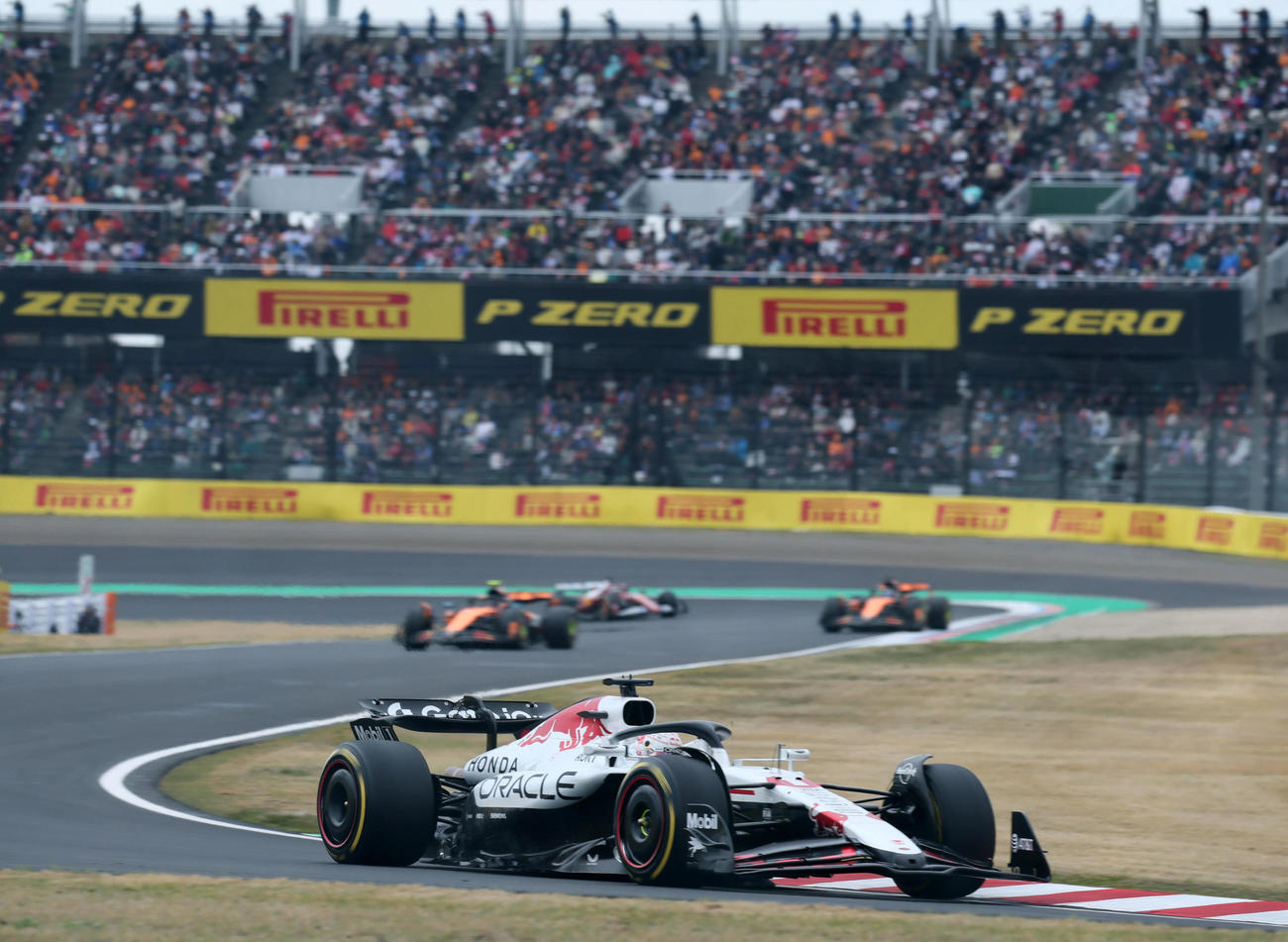 スタートからマクラーレン勢にリードを保ち優勝したレッドブル・ホンダのフェルスタッペン（手前）（撮影・宮崎幸一）