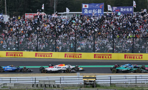 ホンダ応援席の下を通過するレッドブル・ホンダの角田（中央手前）ら（撮影・宮崎幸一）