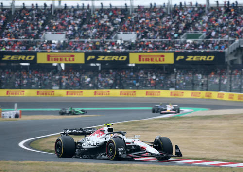 レッドブル・ホンダの角田裕毅（手前）は追い上げならず12位に終わる（撮影・宮崎幸一）
