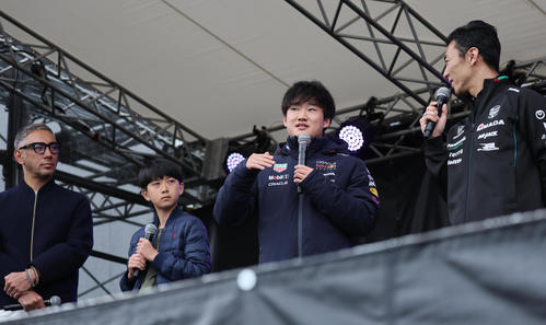 GPスクエアでトークショーを行った、左から市川團十郎、新之助さん、角田裕毅、佐藤琢磨（撮影・宮崎幸一）