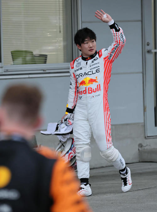 14番手スタートから12位に終わったレッドブル・ホンダの角田は、声援に応えて引き揚げる（撮影・宮崎幸一）