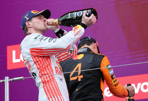 スタートからマクラーレン勢にリードを保ち、4連勝を達成したレッドブル・ホンダのフェルスタッペンは、シャンパンをラッパ飲みする（撮影・宮崎幸一）