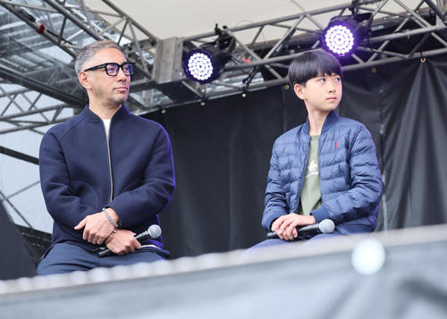 GPスクエアでトークショーを行った、左から市川團十郎、新之助さん（撮影・宮崎幸一）