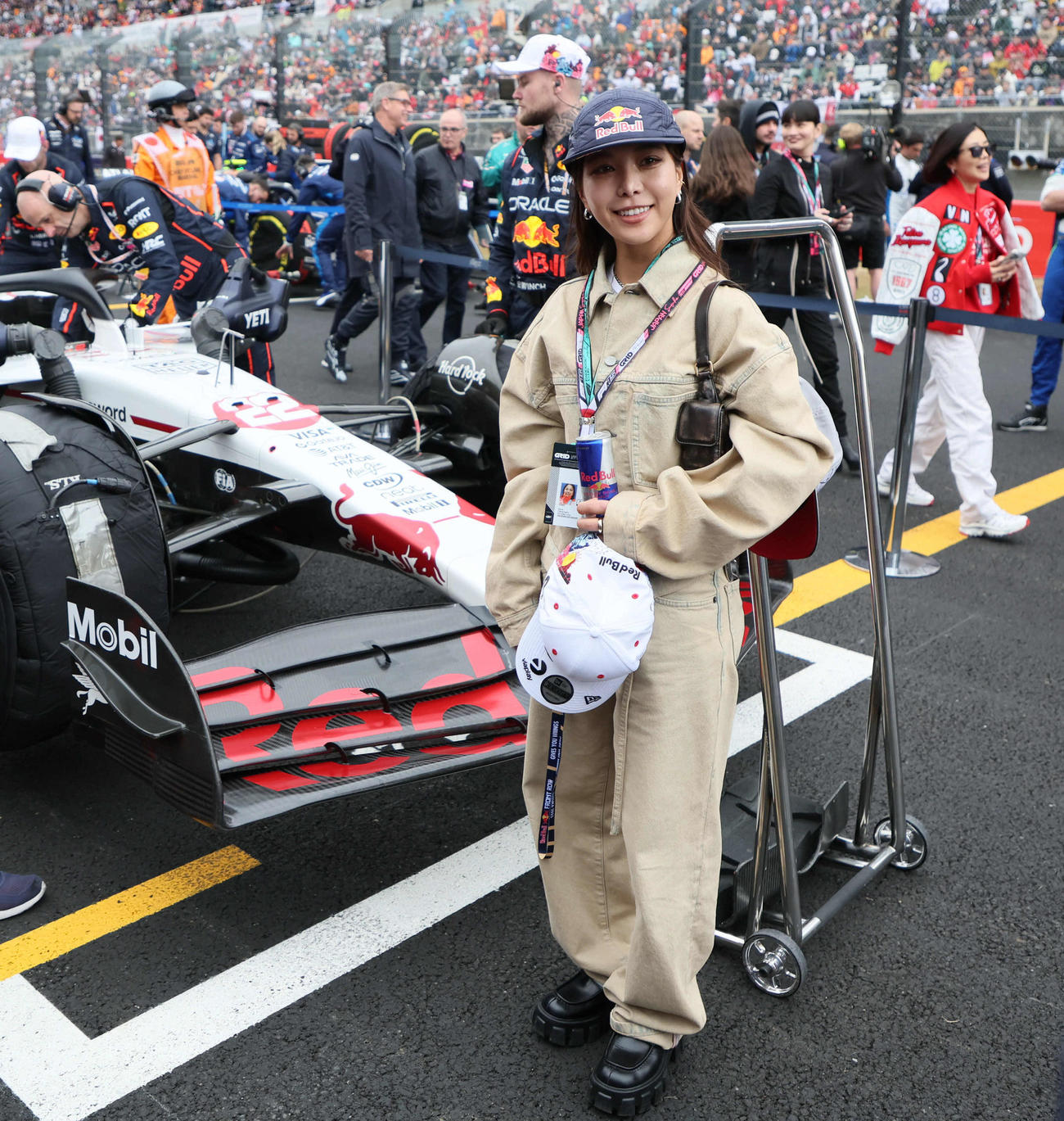 スターティンググリッドについたレッドブル・ホンダの角田裕毅のマシンの前に立つ女子スキージャンプの高梨沙羅（撮影・宮崎幸一）