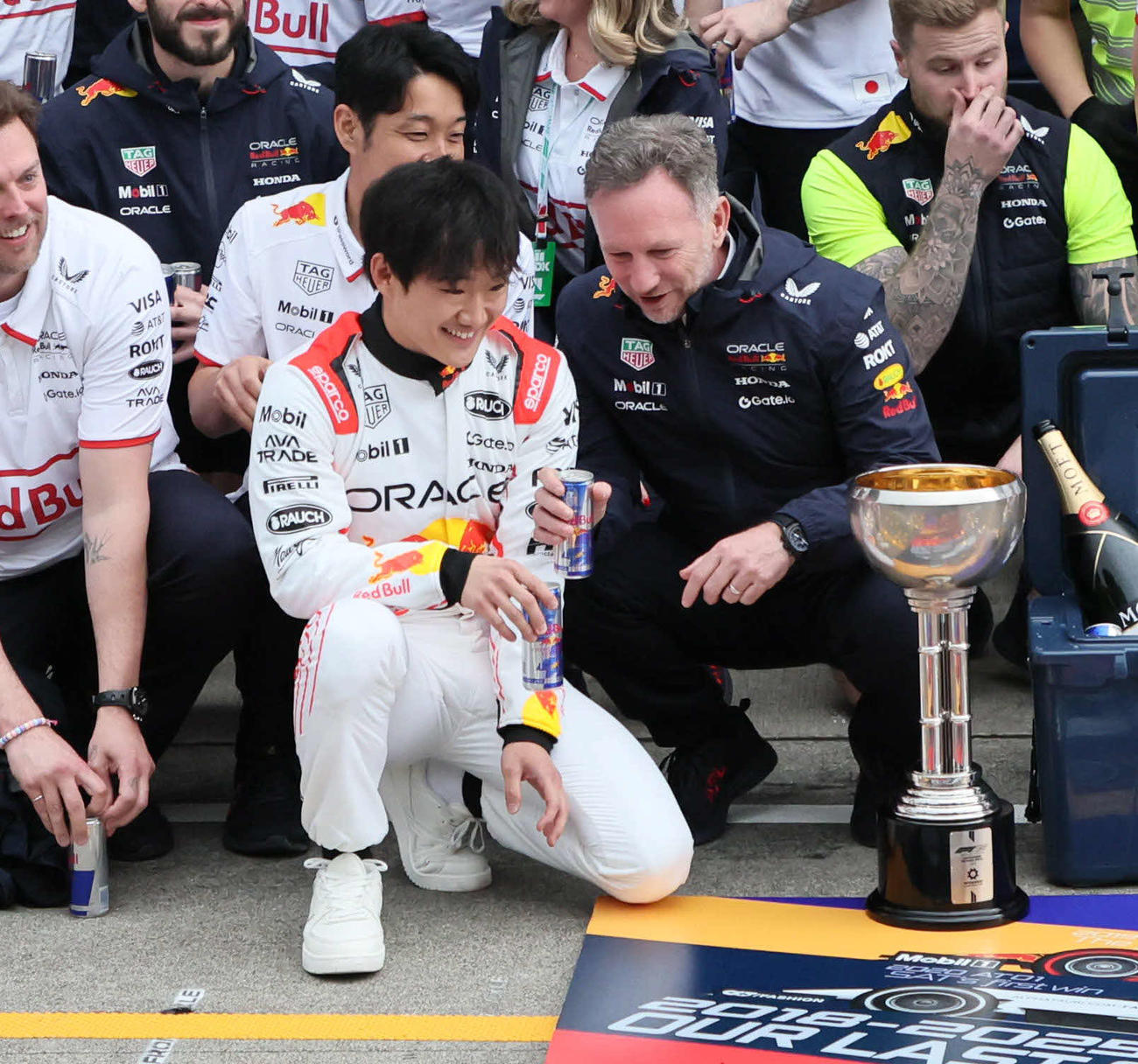祝勝会で角田（左）に語りかけるホーナー代表（撮影・宮崎幸一）